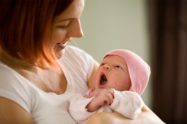 mother-and-newborn-baby-girl_eye contact